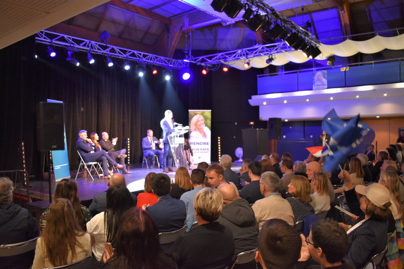 Nationell samling bjöd in till ett av få kampanjmöten i just Cogolin, med i princip hela partieliten förutom Marine Le Pen. De är besvikna på den lokale borgmästaren, som nämndes flera gånger om.