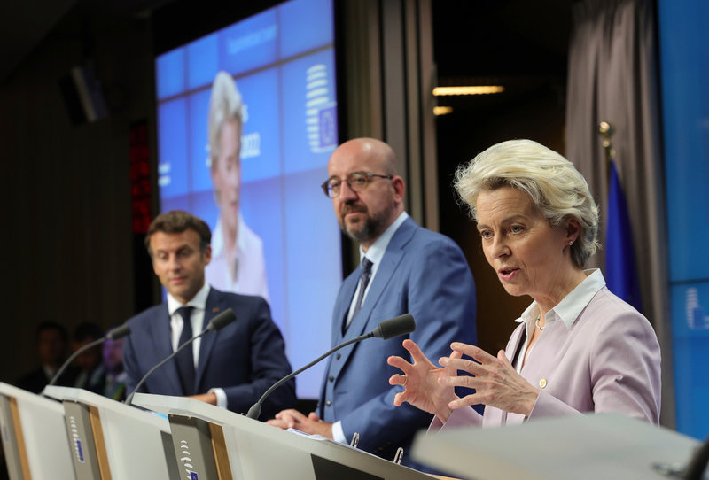Frankrikes president Emmanuel Macron, EU:s rådsordförande Charles Michel och EU:s kommissionsordförande Ursula von der Leyen på presskonferens efter besluten om Ukraina och Moldavien.