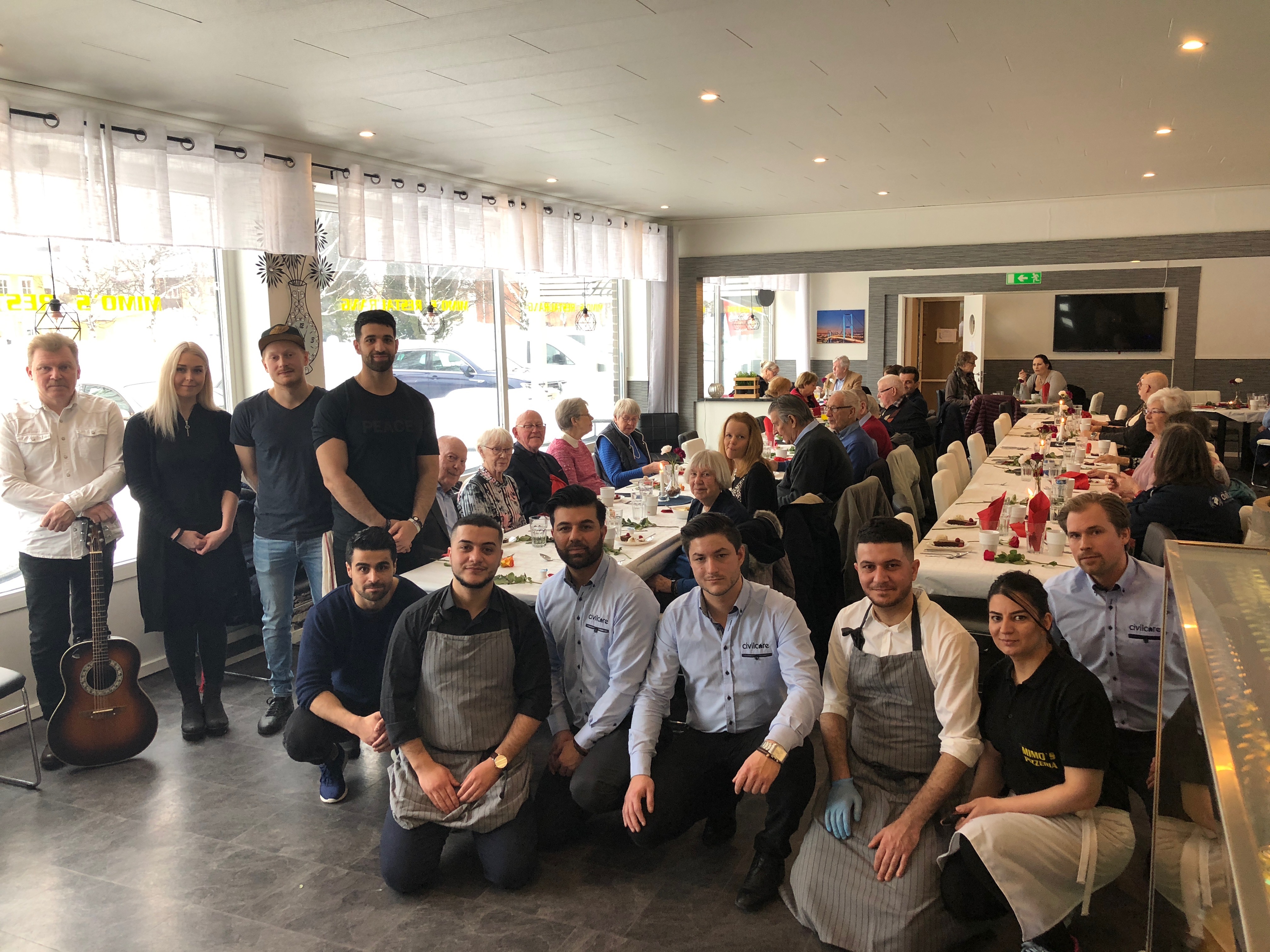 Gruppbild med pensionärerna och personalen på Mimo's. Gruppbild med pensionärerna och personalen på Mimo's.