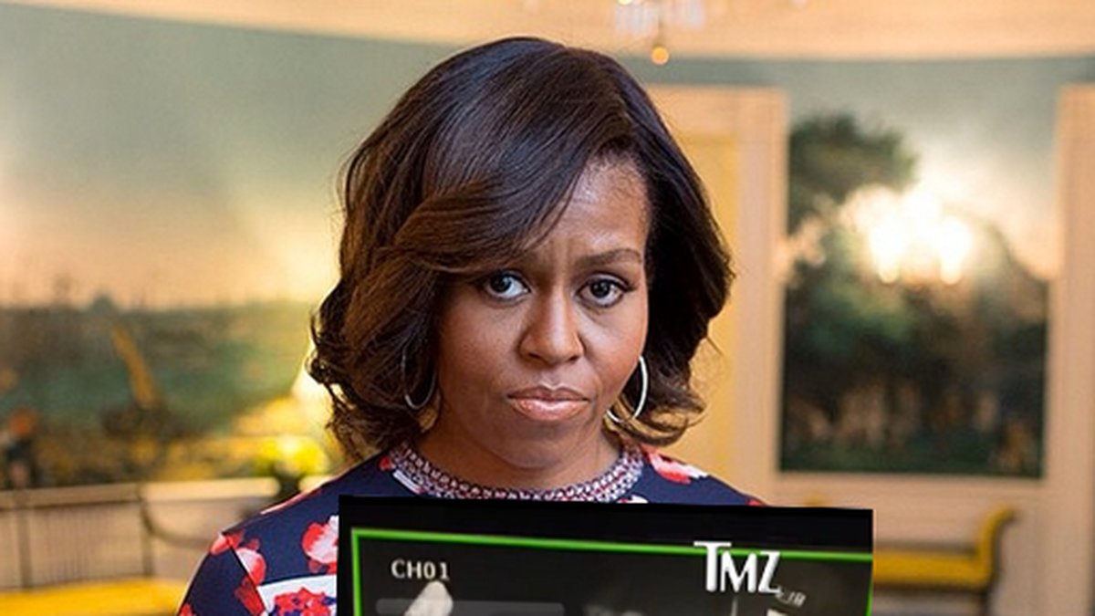 Michelle Obama håller besviket upp en bild från övervakningskameran som visar misshandeln. 