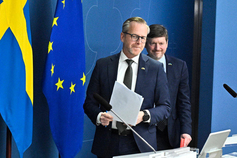 Finansminister Mikael Damberg och Martin Ådahl, ekonomisk-politisk talesperson för Centerpartiet presenterar krisstöd för bönder och yrkesfiskare.