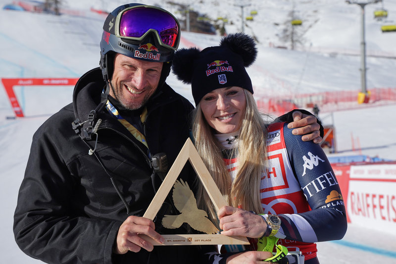 Lindsey Vonn med norrmannen Aksel Lund Svindal, en av hennes tränare, efter segern i S:t Moritz.