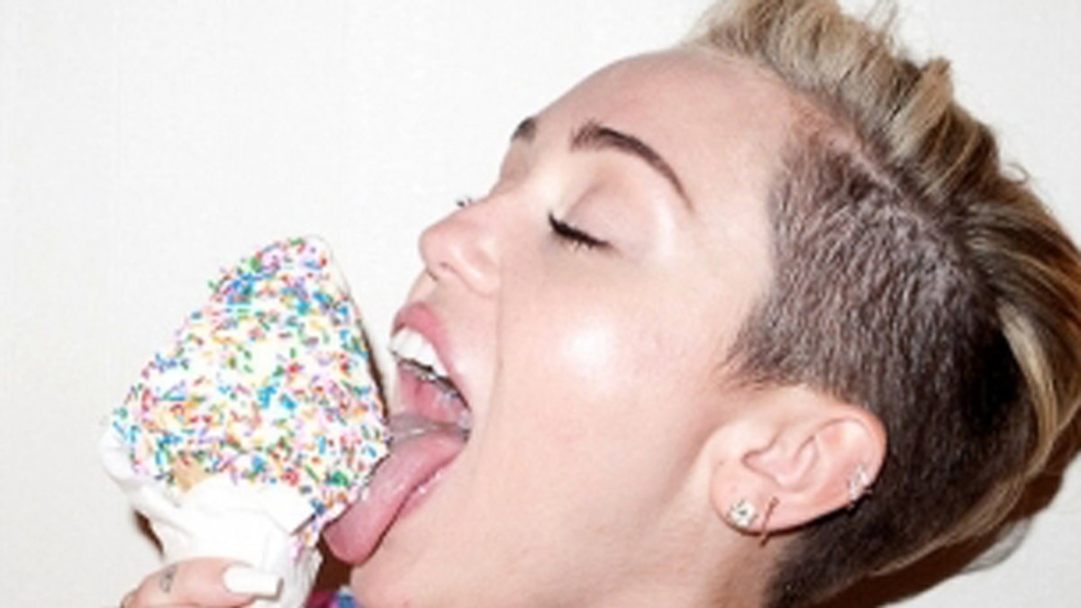 Miley äter glass.