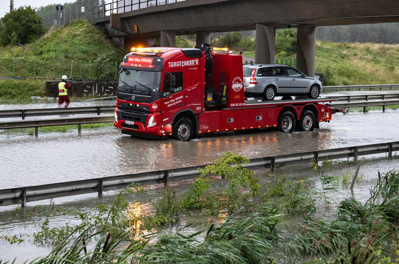 Att få till bättre avrinning är en viktig åtgärd när vädret blir extremare. Här har räddningstjänsten och bärgare ryckt ut på den översvämmade Västkustvägen E6 utanför Malmö under ovädret Hans. Arkivbild.