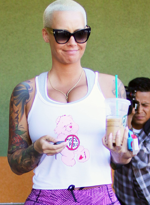 Amber Rose går till nagelsalongen i Kalifornien. Amber Rose går till nagelsalongen i Kalifornien.