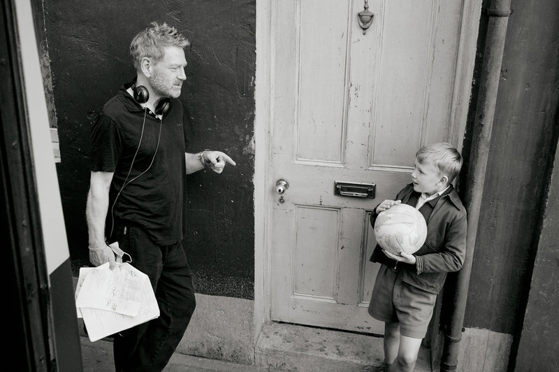 Kenneth Branagh under inspelningen av 'Belfast' tillsammans med barnskådespelaren Jude Hill. Arkivbild.
