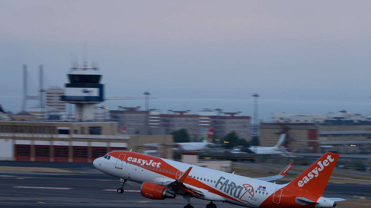 En Airbus 320 tillhörande flygbolaget Easyjet lyfter från Lissabons flygplats. Arkivbild.