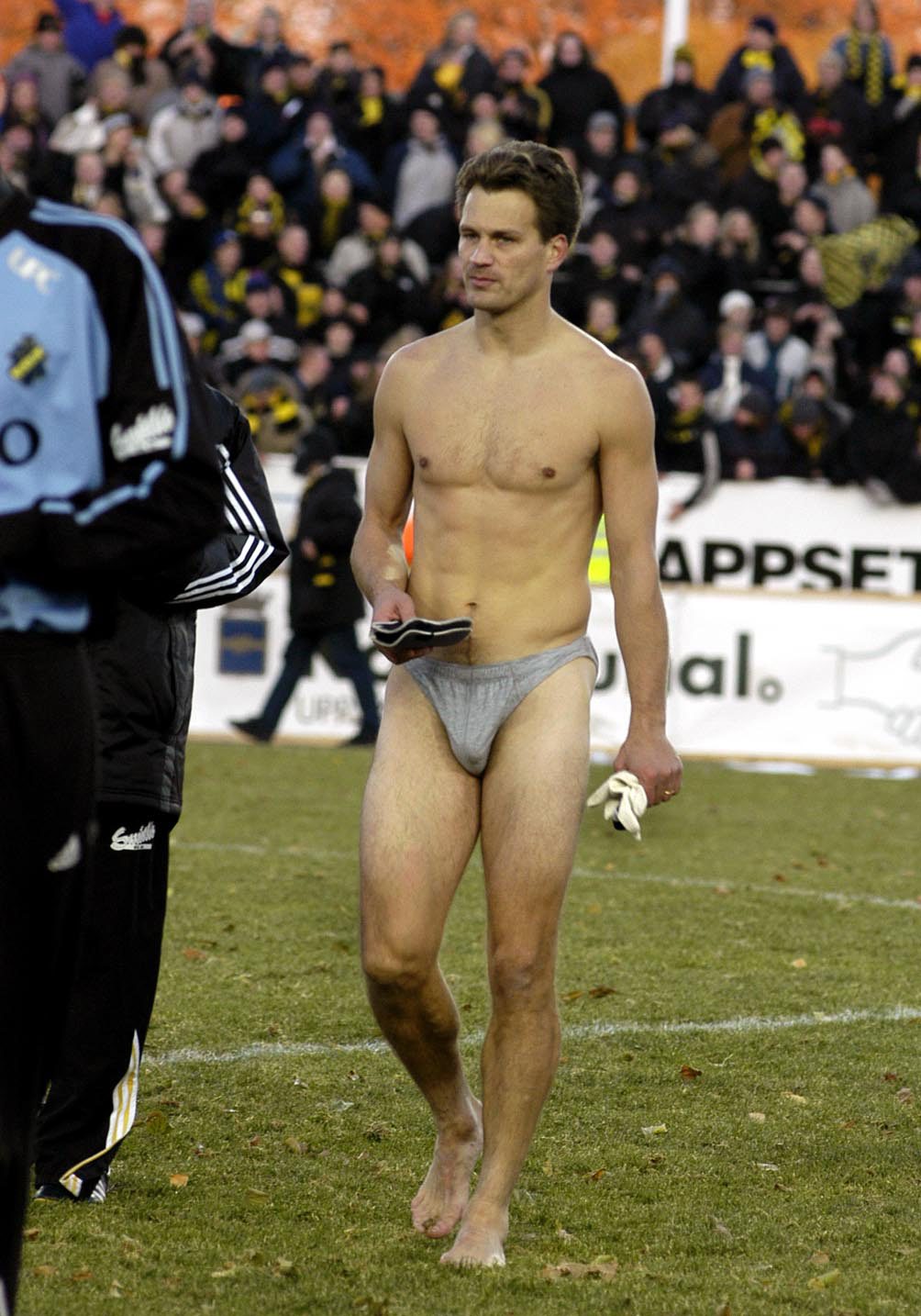 Efter sista matchen för Gnaget 2003 mot Enköping gav han bort alla sina kläder, utom kalsongerna.