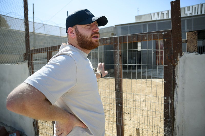 Sami Huraini utanför familjens stall där de har får.