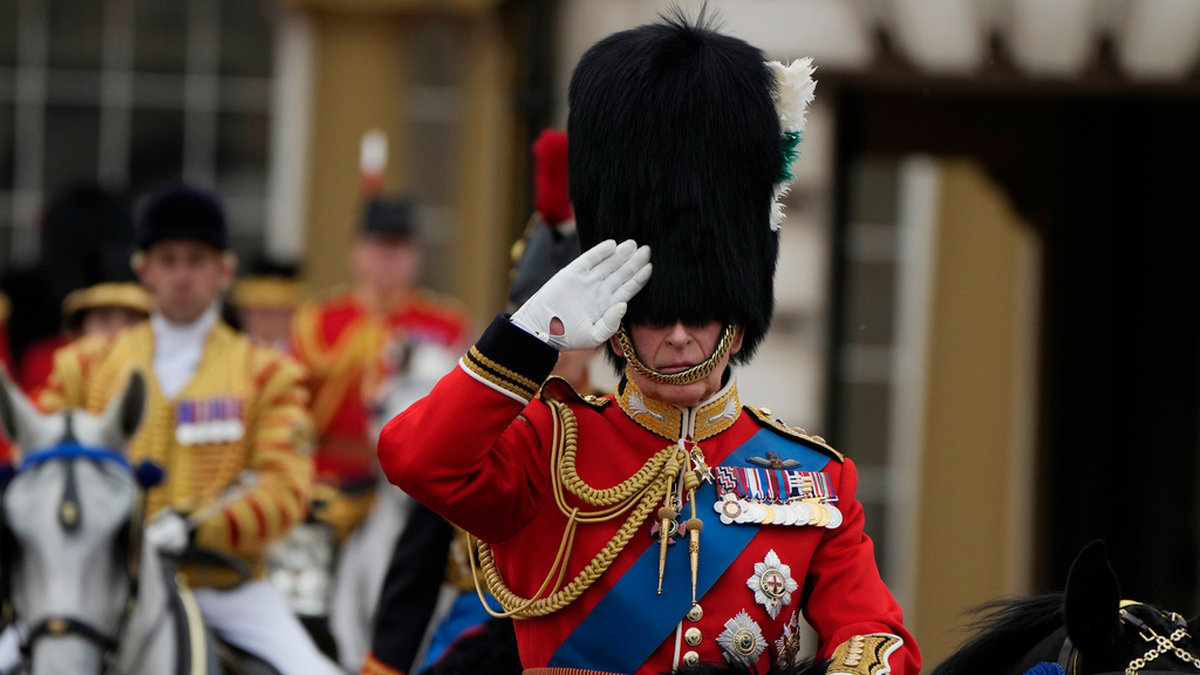 Kung Charles rider ut från Buckingham Palace.