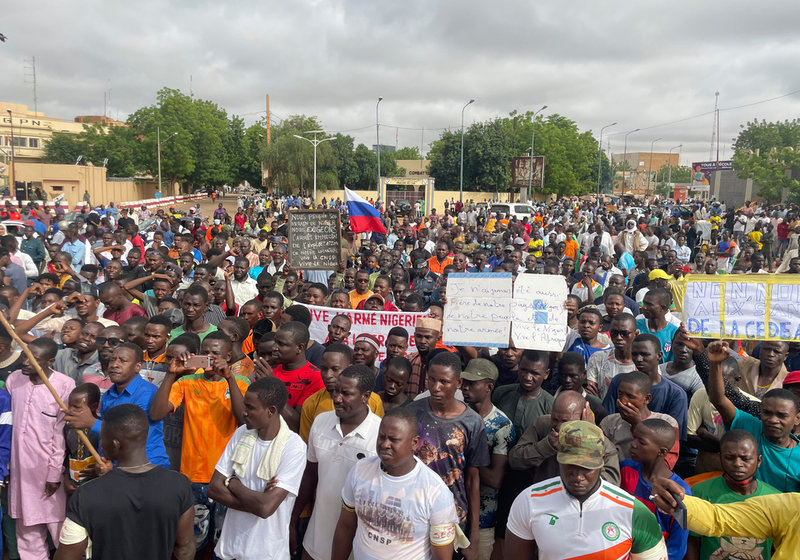 Anhängare till militärjuntan i Niger under en demonstration i huvudstaden Niamey.