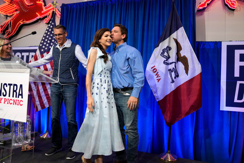 Ron DeSantis med sin hustru Casey DeSantis efter ett tal i Iowa i mitten av maj. Arkvbild.