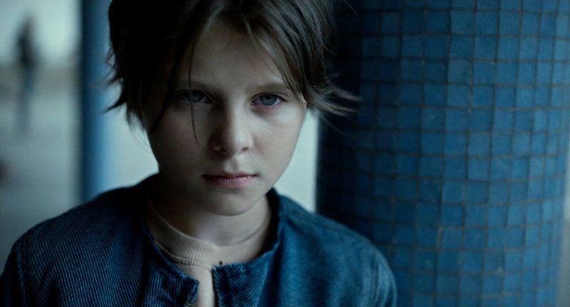 Maya Vanderbeque som sjuåriga Nora i den prisbelönta skolgårdsthrillern 'Playground'. Pressbild.