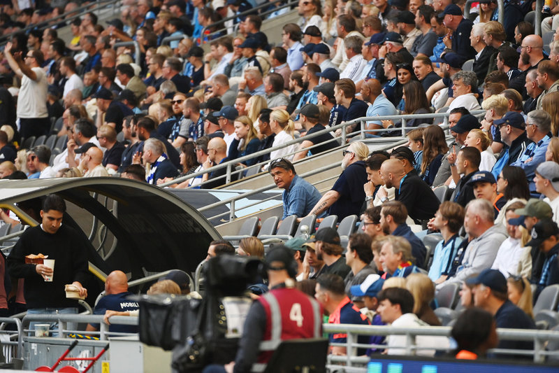 Djurgårdens sportchef Bosse Andersson på läktaren under måndagens fotbollsmatch.