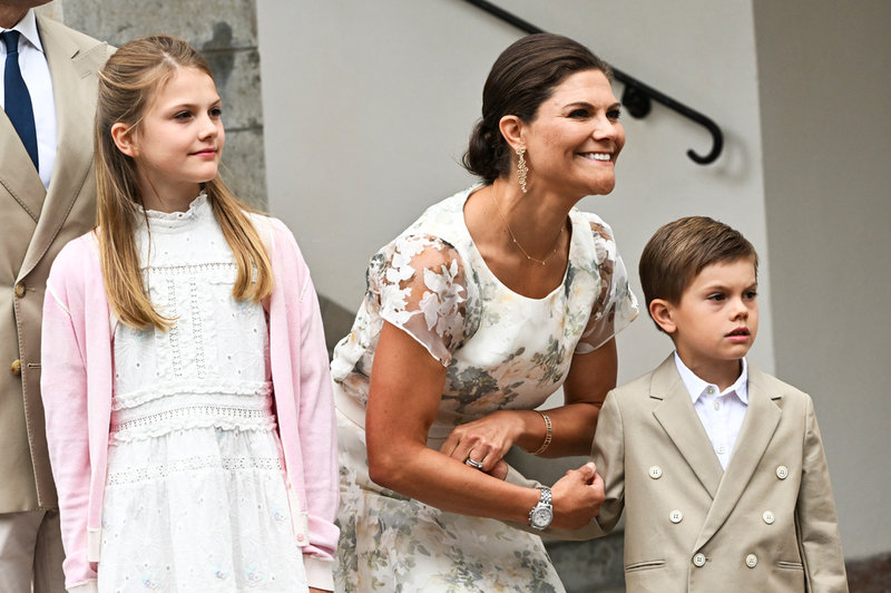 Prinsessan Estelle, kronprinsessan Victoria och prins Oscar vid firandet av kronprinsessan Victorias födelsedag på Sollidens slott på Öland.