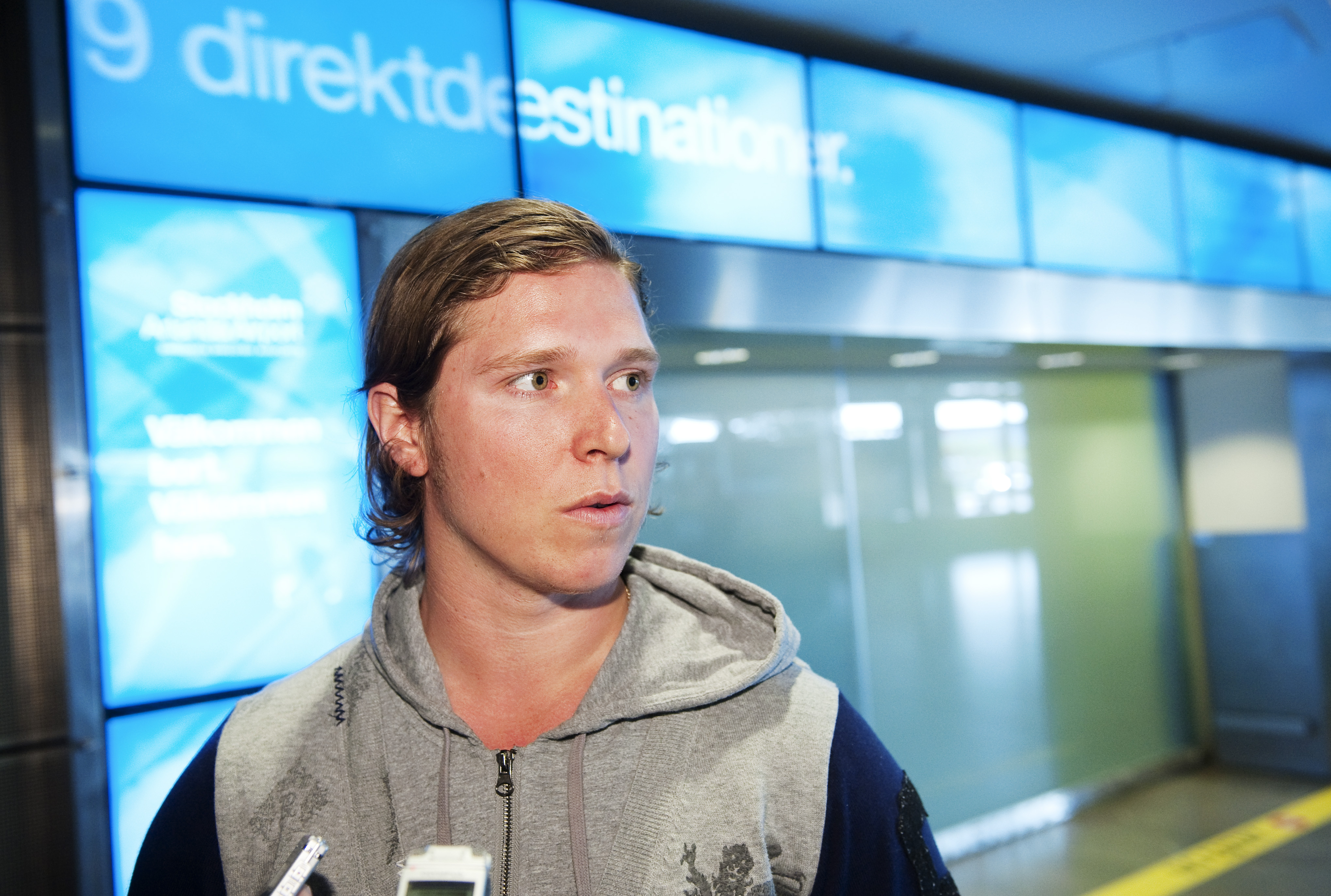 Nicklas Bäckström landade på Arlanda klockan 09.20 på tisdagen. Väskstrul gjorde dock att han inte mötte pressen förrän timmen senare och därefter lämnade flygplatsen.