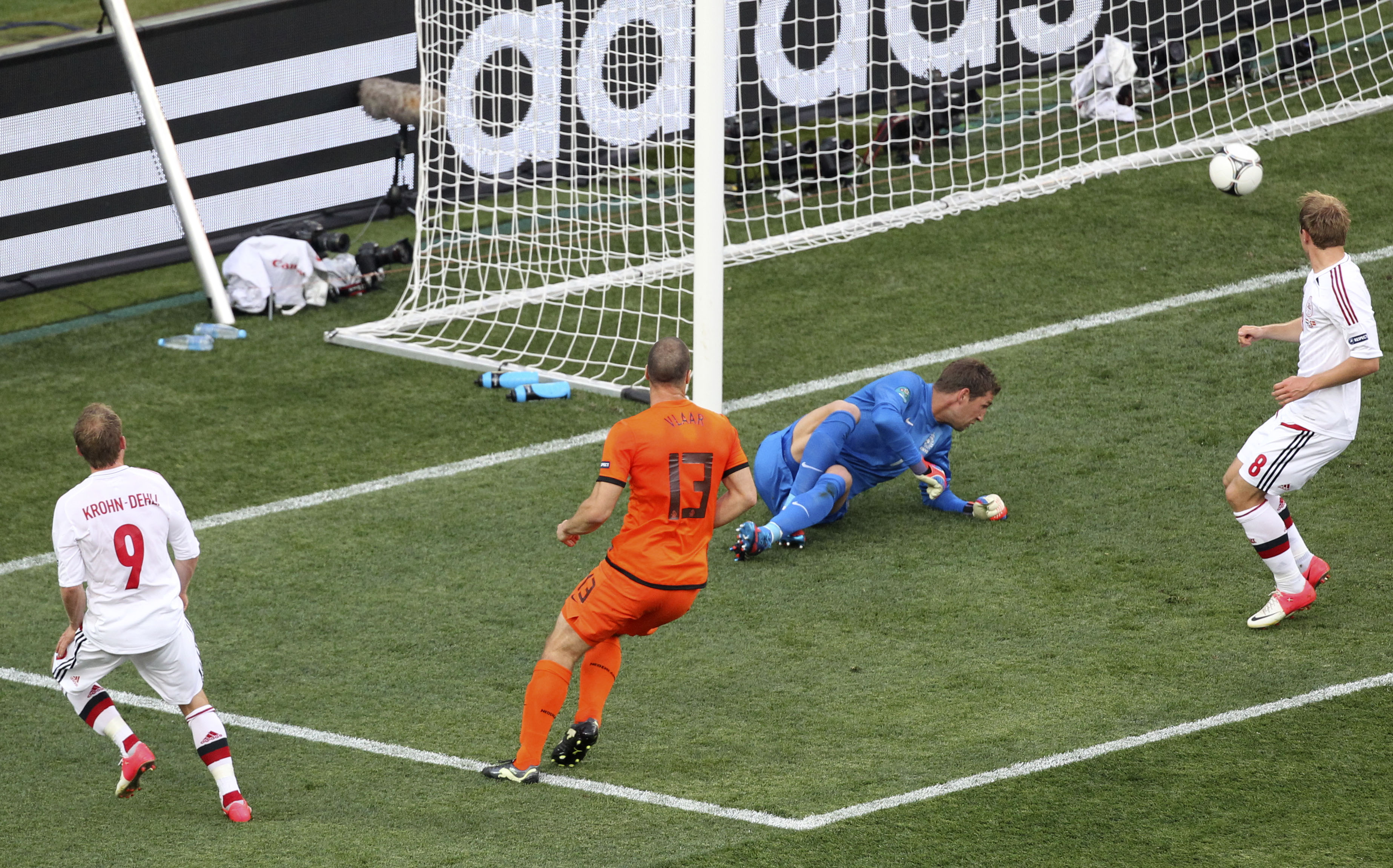 Bredsidan slank in mellan benen på Hollands målvakt Maarten Stekelenburg.