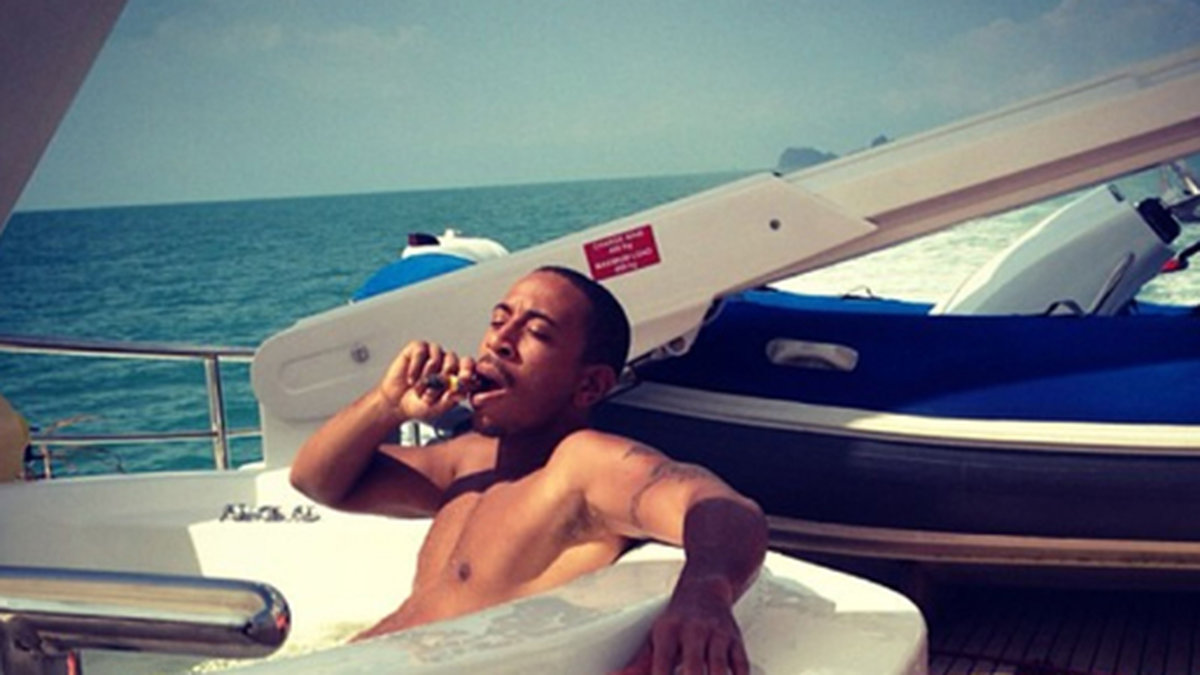 Det gör däremot Ludacris, som badar jacuzzi på sin yacht. 