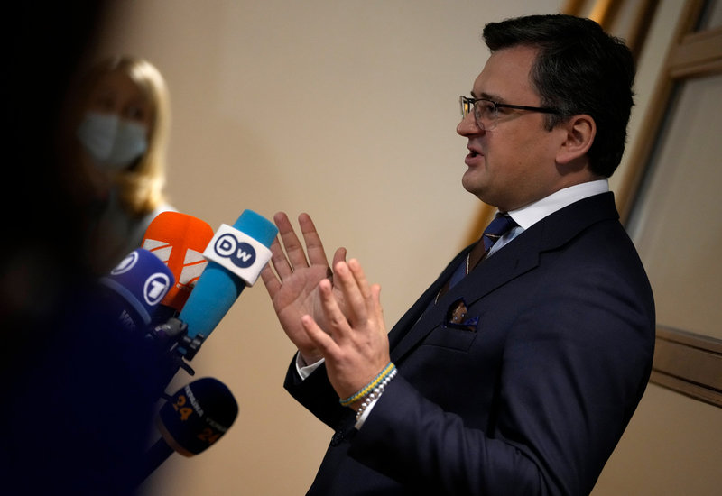 Ukrainas utrikesminister Dmytro Kuleba vill att EU inför sanktioner mot Ryssland redan nu.