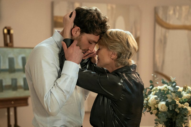 Laura (Robin Wright) har en väldigt nära relation till sin son Danny (Laurie Davidson) i "The girlfriend".