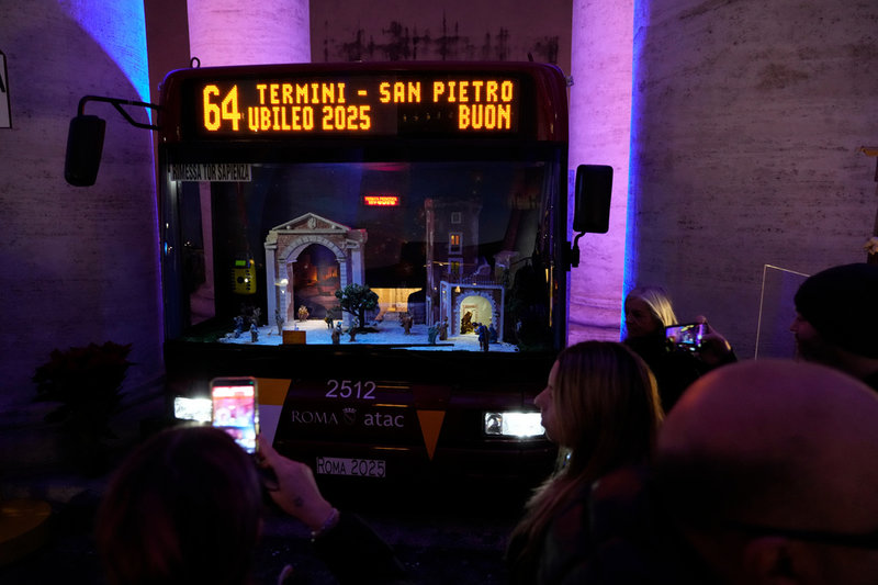 Kopian av en linjebuss från Rom ramar in den klassiska julscenen.