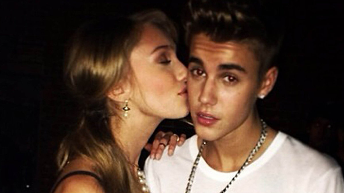 Justin Bieber får en puss av en blond modell. Men alla Bieberlovers kan andas ut – det är bara till en videoinspelning...
