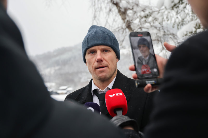 Vetle Sjåstad Christiansen intervjuas efter begravningen.