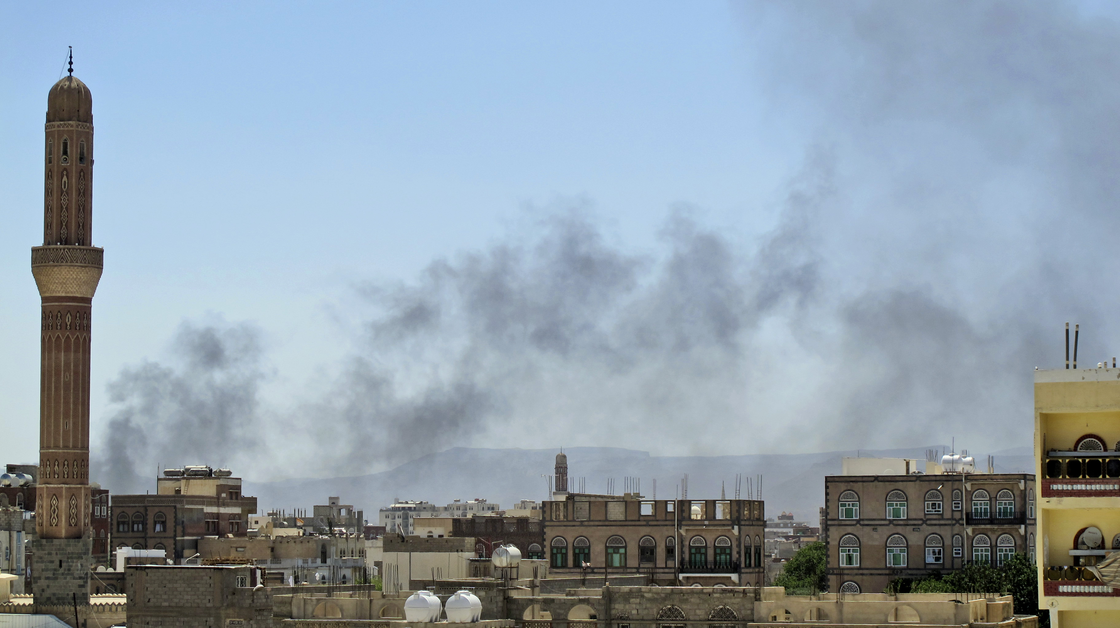 Rök över Sanaa efter strider mellan regering och opposition.