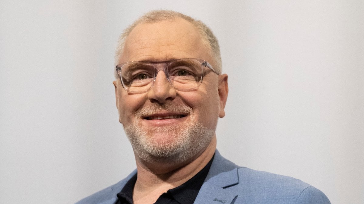 Dermot Clemenger anmäler: 