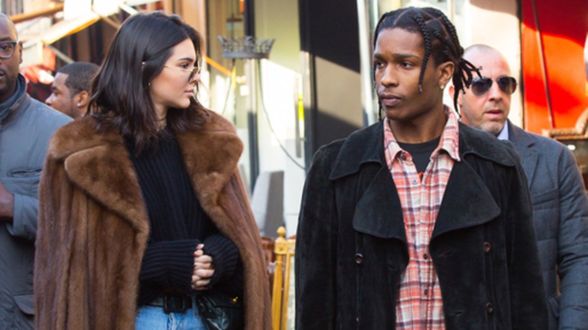 Kendall Jenner och rapstjärnan A$AP Rocky strosar runt i Paris. 