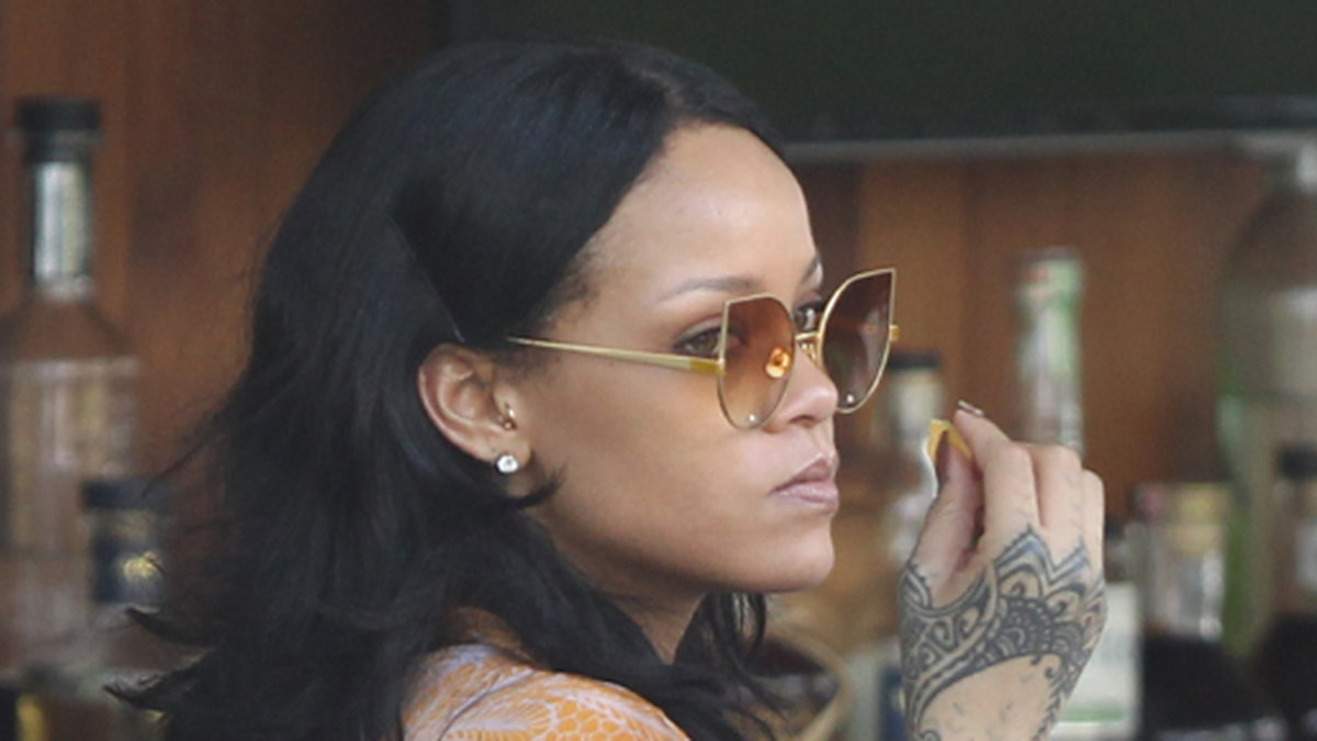 Rihanna käkar chips i Miami. 