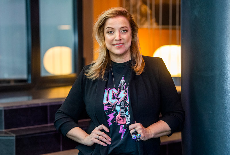 Shirley Clamp tävlar i Melodifestivalens första deltävling, tillsammans med bland andra Robin Bengtsson och Malou Prytz.
