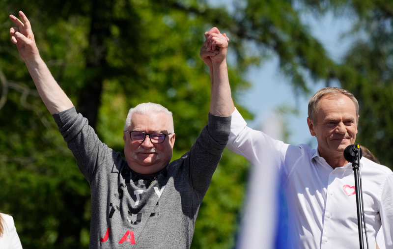 Polens tidigare president, fackföreningskämpen Lech Walesa (till vänster), som ledde landets första demokratiskt valda regering gick i spetsen för söndagens demonstration tillsammans med oppositionens ledare, den tidigare premiärministern Donald Tusk.