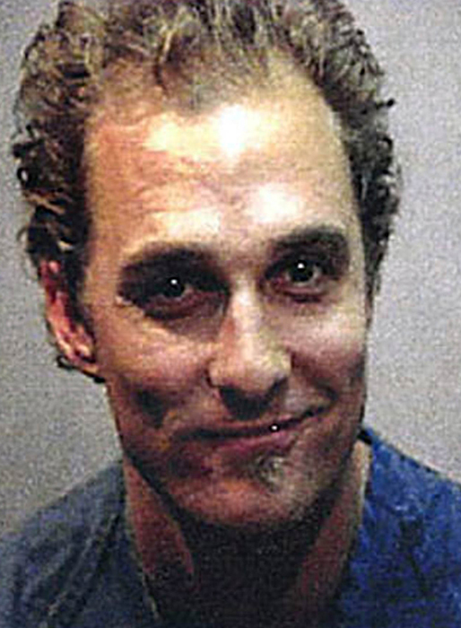 Matthew McConaughey greps efter att – till grannarnas förtret – ha rökt marijuana och spelat bongotrummor helt naken. Matthew McConaughey greps efter att – till grannarnas förtret – ha rökt marijuana och spelat bongotrummor helt naken.