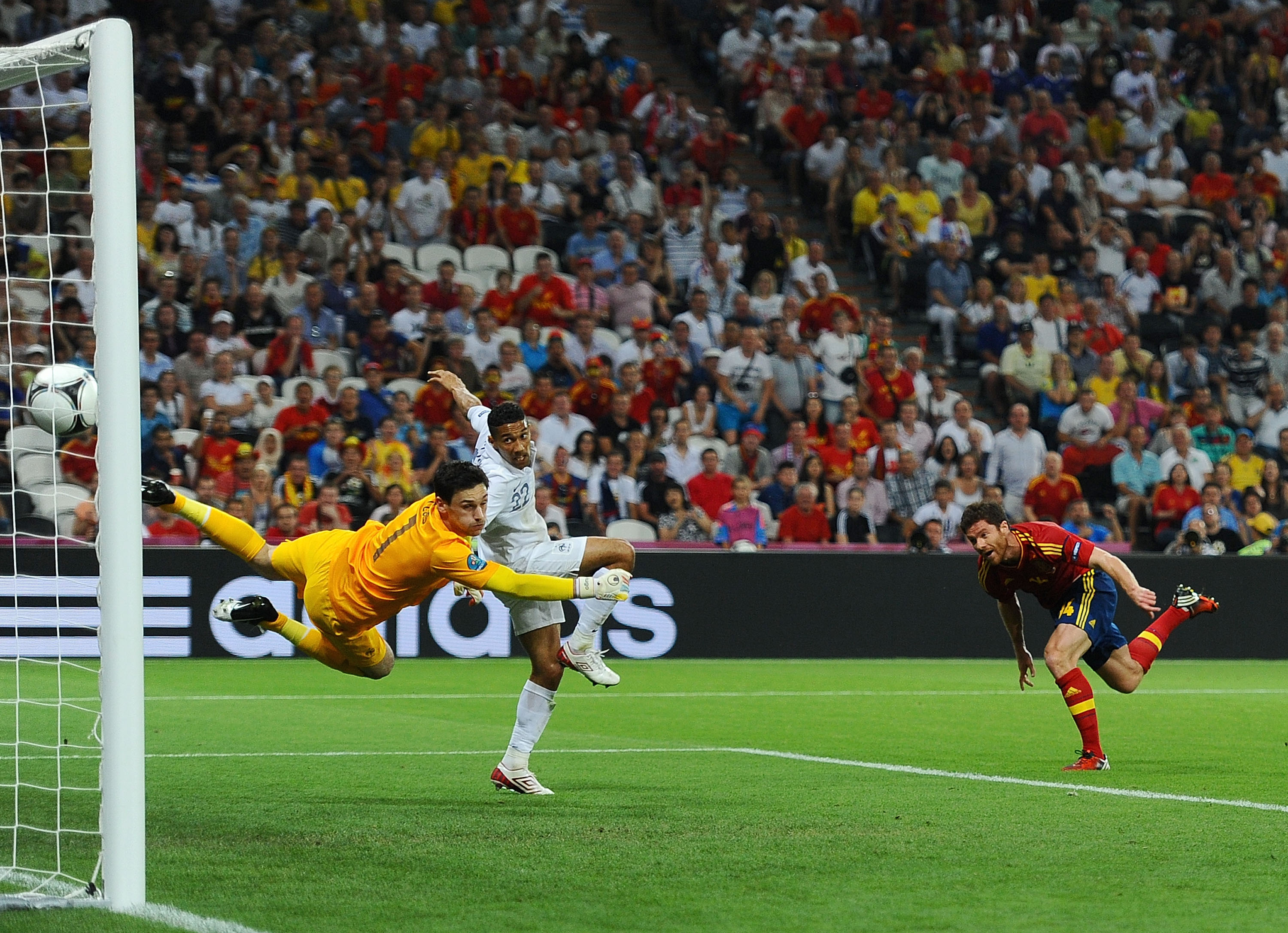 Här nickar Xabi Alonso in 1-0 till Spanien i den 19:e minuten.