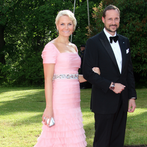 Mette-Marit och Haakon är otroligt nära vänner till Victoria och Daniel. 
