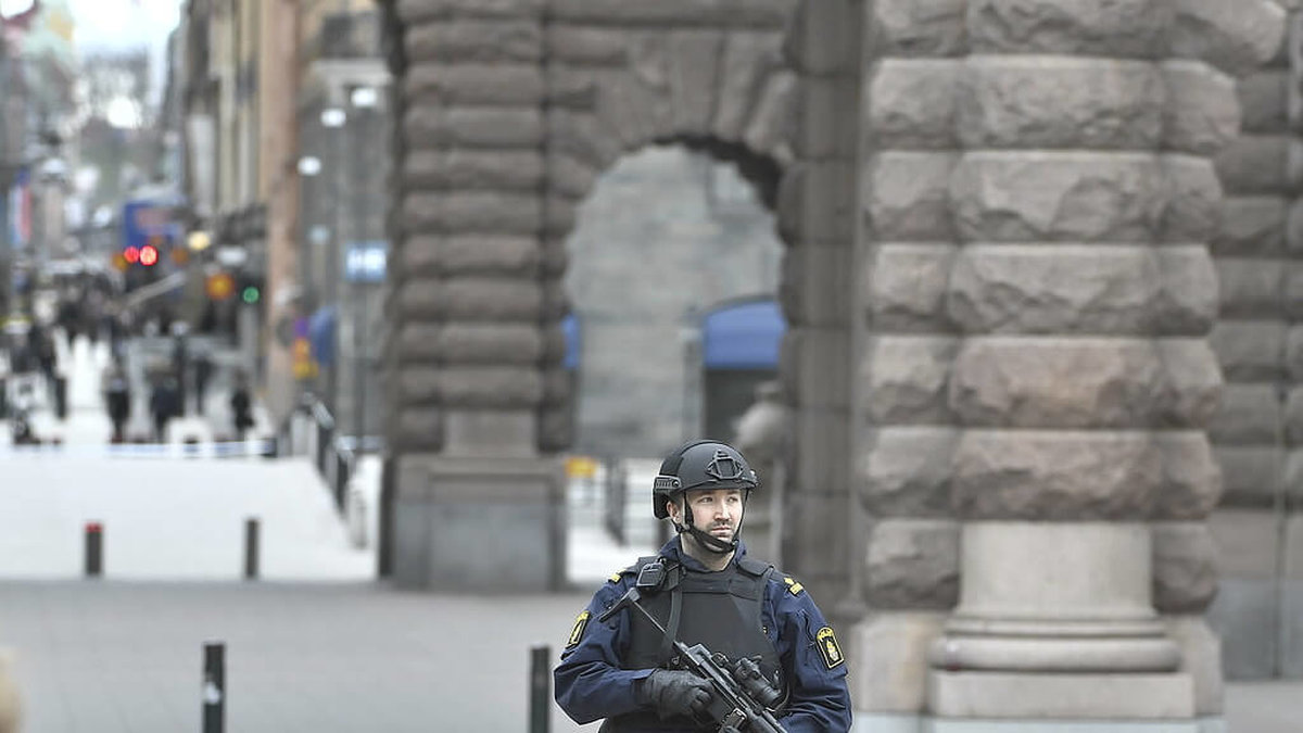 Polis var på plats utanför Riksdagen i Stockholm. 