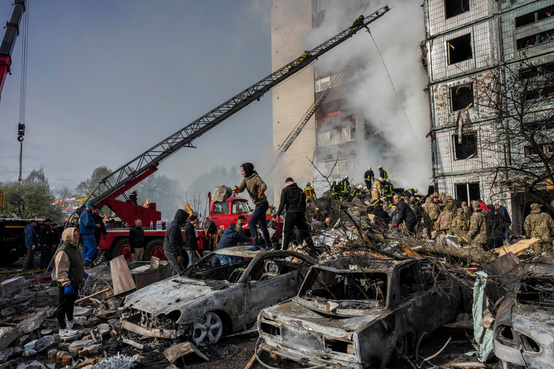 Räddningsinsatser vid bostadshuset i Uman som attackerades i fredags.