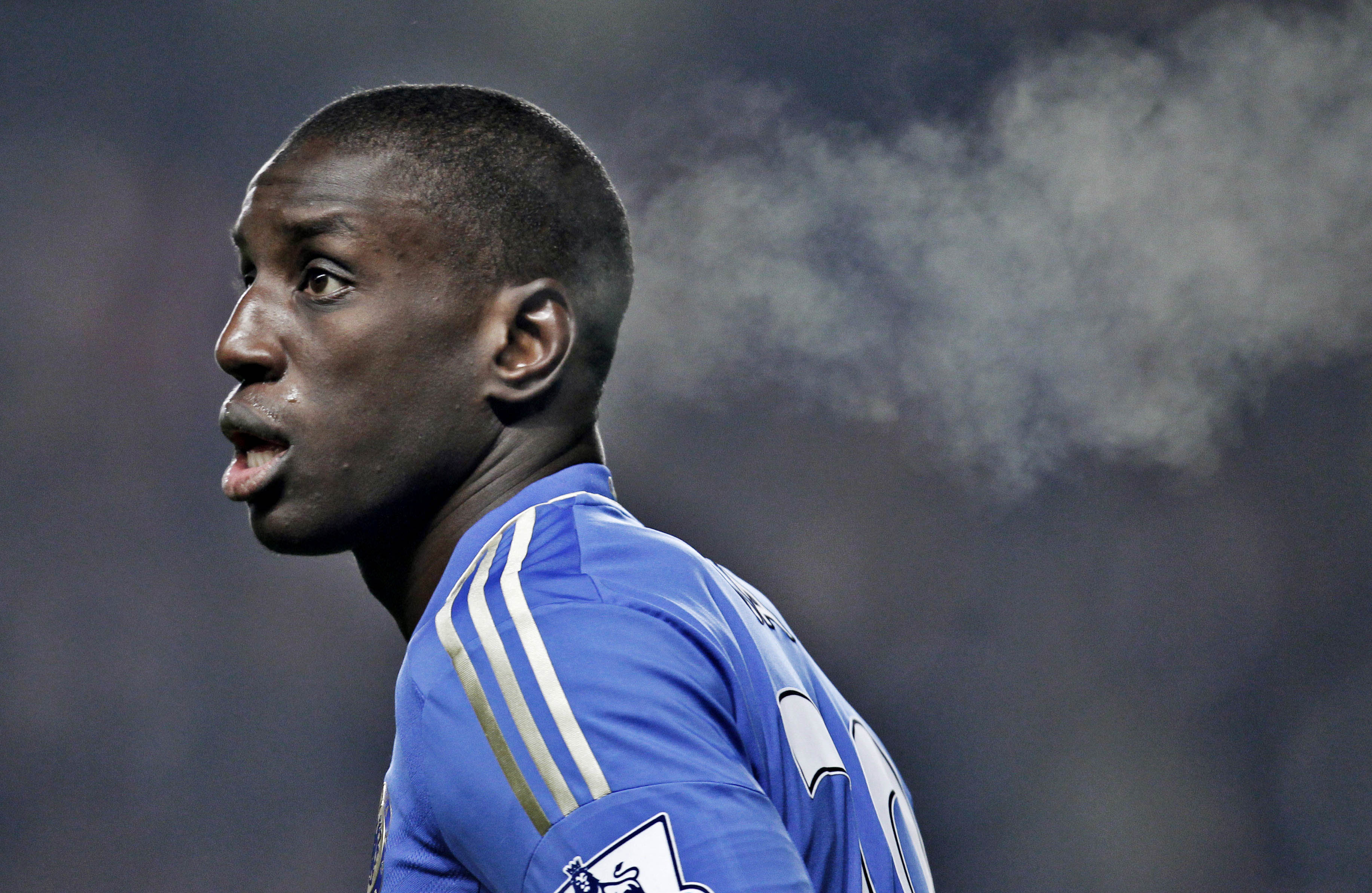 Demba Ba i Chelsea-tröjan. Demba Ba i Chelsea-tröjan.