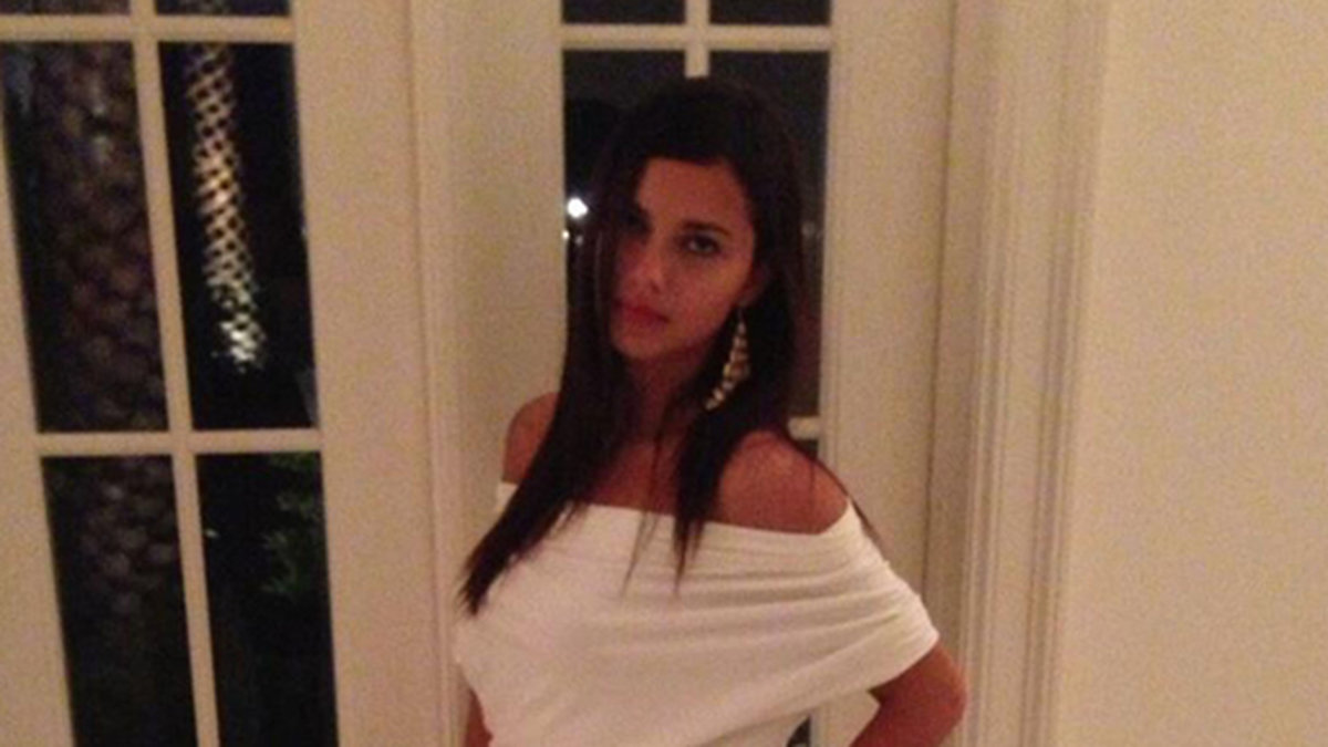 Adriana Lima poserar i vit klänning. 