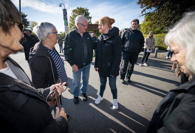 Pensionärerna Dan och Lene Ryberg från Faxe får en pratstund med Inger Støjberg. Efter många år som sympatisörer till Dansk folkeparti läggs nu rösten på Støjbergs nya parti Danmarksdemokraterne.