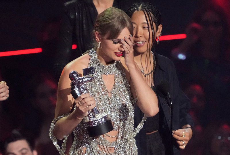 Taylor Swift tar emot sin statyett.