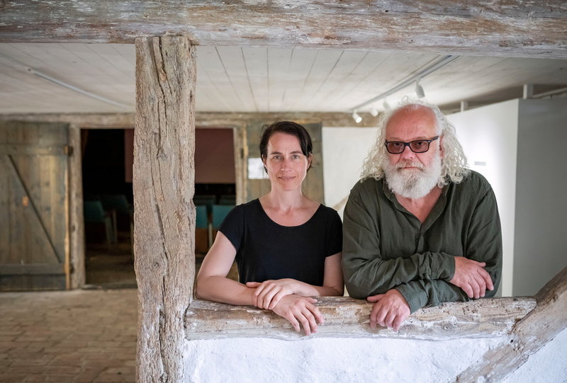 Bea Tigerhielm och Staffan Julén, som driver Rikstolvan, inför utställningen 'Ukraina' i Järrestad.