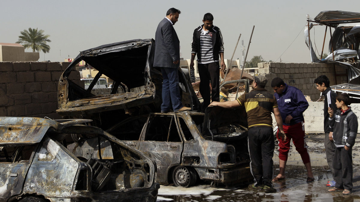 Väl där fängslades han på polisstationen i Al-Elwaya. Här bilder från en bilbomb i Bagdad tidigare i februari.