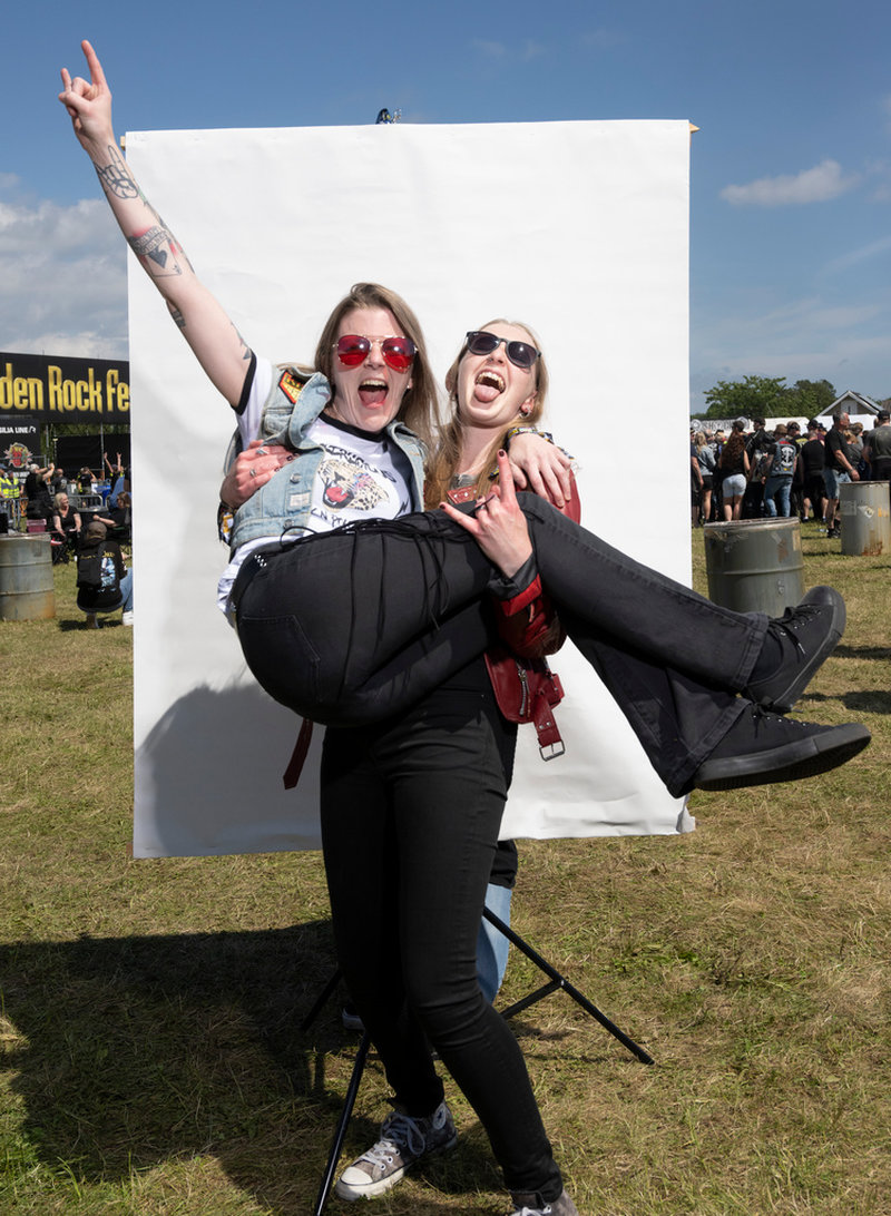 Sara Nilsson, 33, bagare och konditor i Höganäs gör sitt 12:e år på Sweden Rock, här i famnen på sin kompis Cornelia Svensson, 25, från Karlskrona. Deras favorituppträdanden genom åren är Twisted Sister, Hellwings och Iron Maiden 2018.