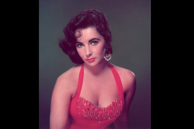 Dame Elizabeth Rosemond Taylor föddes den 27 februari 1932 i Hampstead, London, och avled den 23 mars 2011. Dame Elizabeth Rosemond Taylor föddes den 27 februari 1932 i Hampstead, London, och avled den 23 mars 2011.