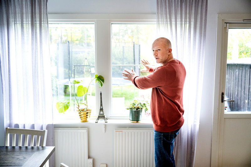 Energi- och klimatrådgivaren Ted Lundberg tipsar om att familjen kan dra ner värmen i elementen och låta luftvärmepumpen göra jobbet i så stor utsträckning som möjligt. Men familjen ska vara försiktiga så att de inte får kallras vid fönstren.