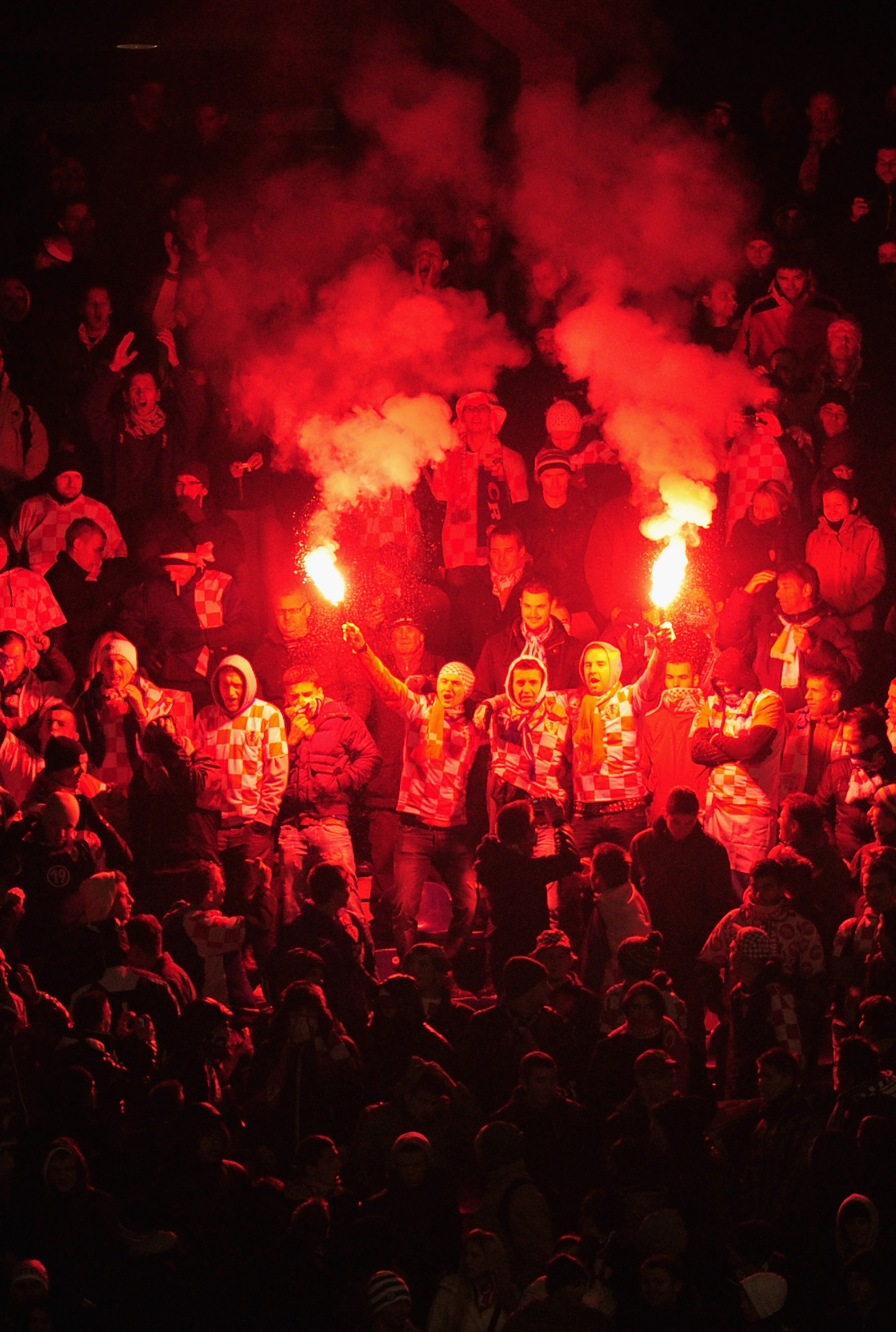 ...emellanåt för långt. Bengaler och allmänt bråkigt bland de kroatiska supportrarna hör inte till ovanligheterna. ...emellanåt för långt. Bengaler och allmänt bråkigt bland de kroatiska supportrarna hör inte till ovanligheterna.