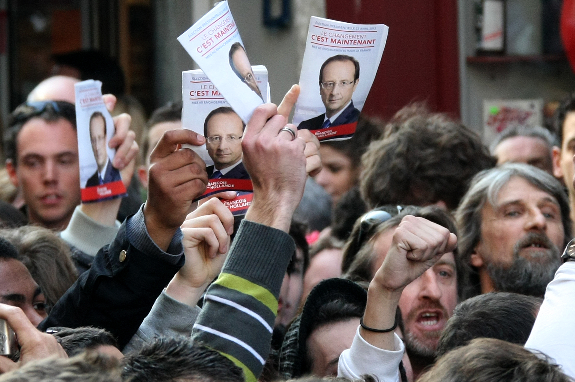 Anhängare av den socialistiska  presidentkandidaten Francois Hollande, buar ut Sarkozy under hans besök i Bayonne.