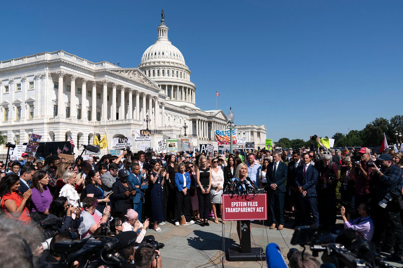 I kongressen blev stödet till sist överväldigande för att alla Epstein-handlingar skulle offentliggöras. Här framträder politiker på bägge sidor, bland dem den tidigare Trumpstöttande ledamoten Marjorie Taylor Greene, med tiotals Epstein-offer den 3 september.
